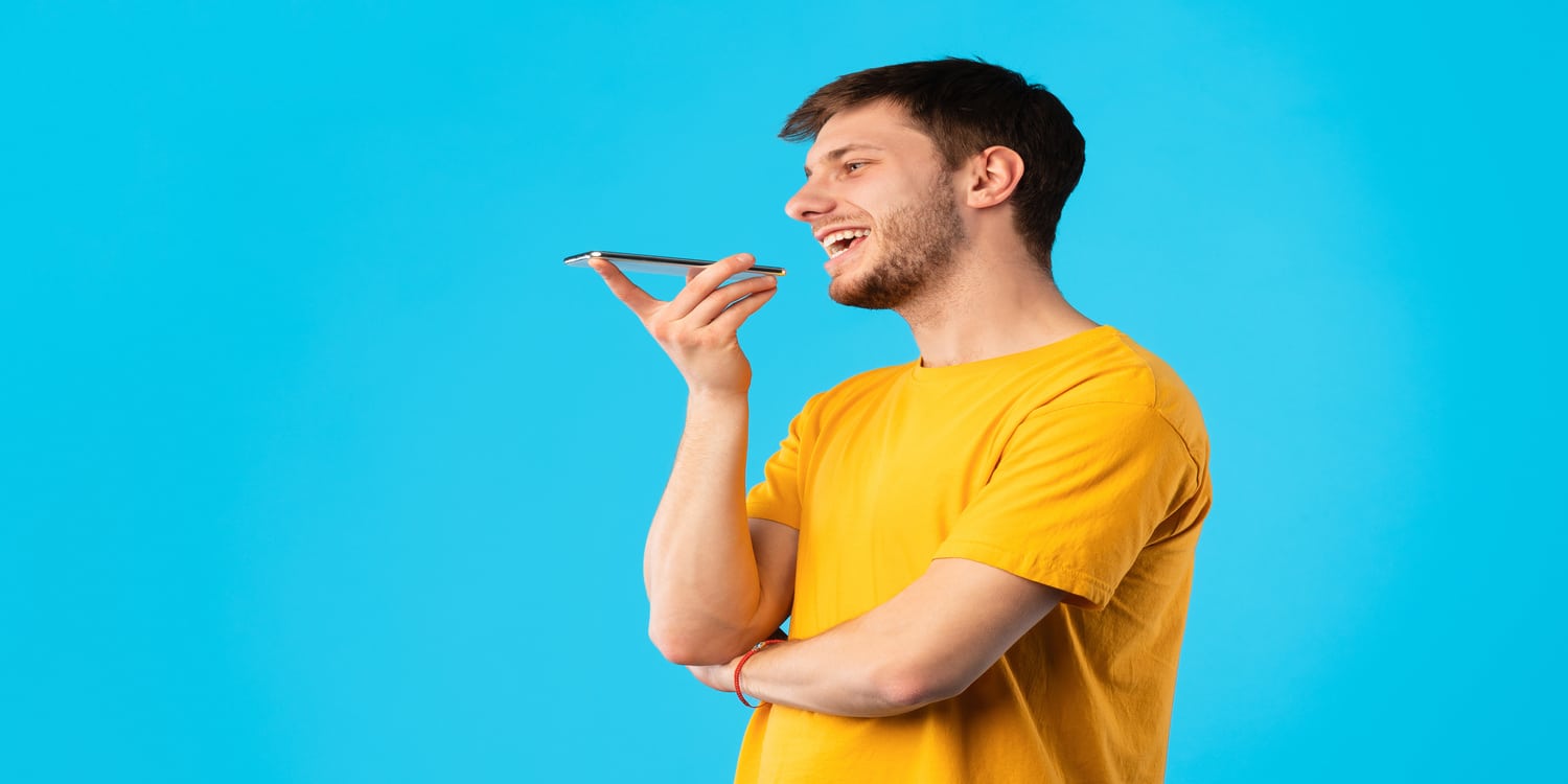 uomo con telefono usa motori di ricerca vocale