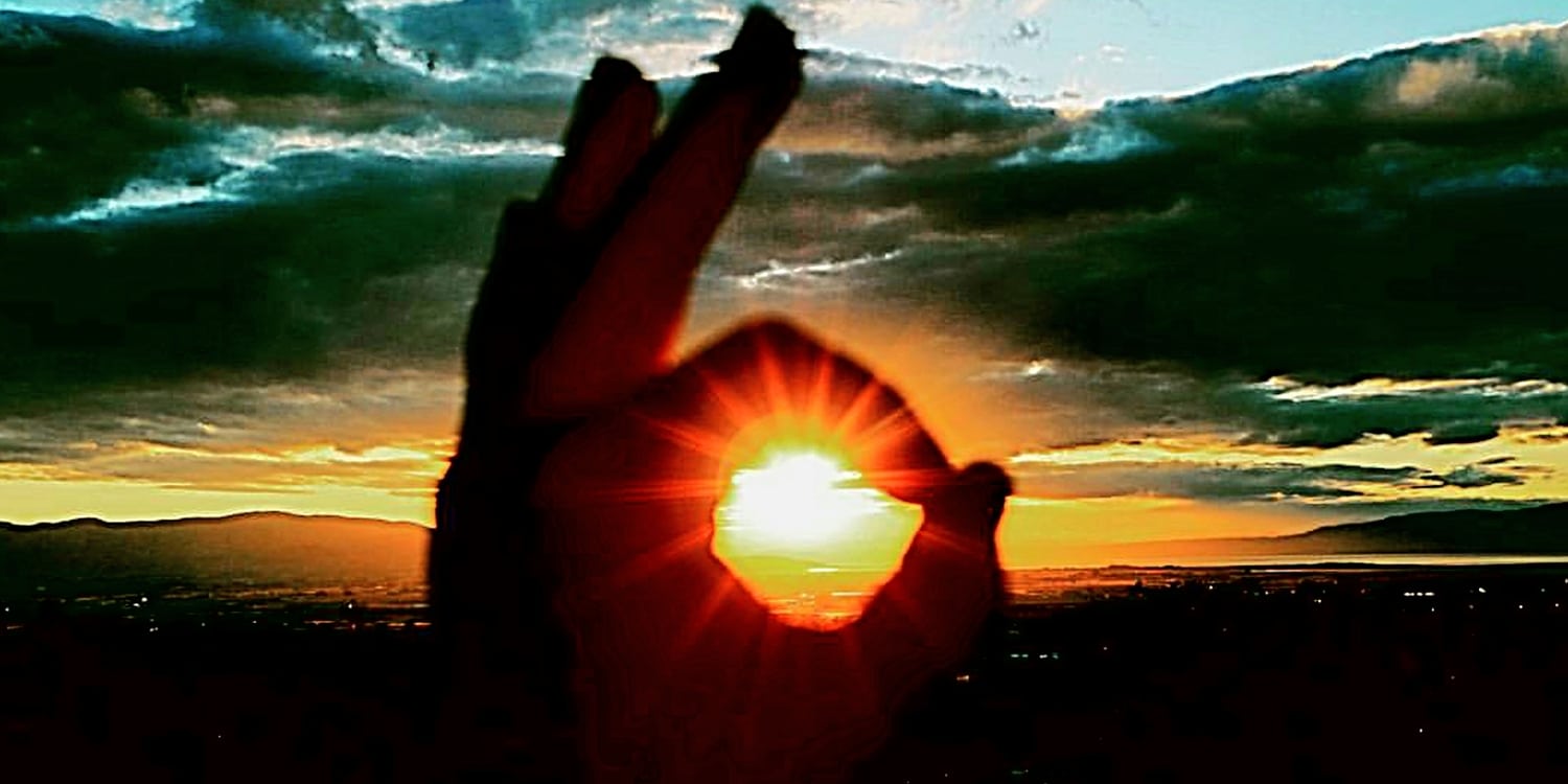 mano che fa ok nel sole mindful marketing