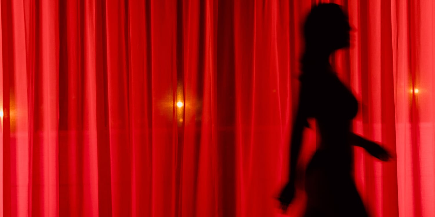 ombra di donna dietro sipario rosso ugc marketing