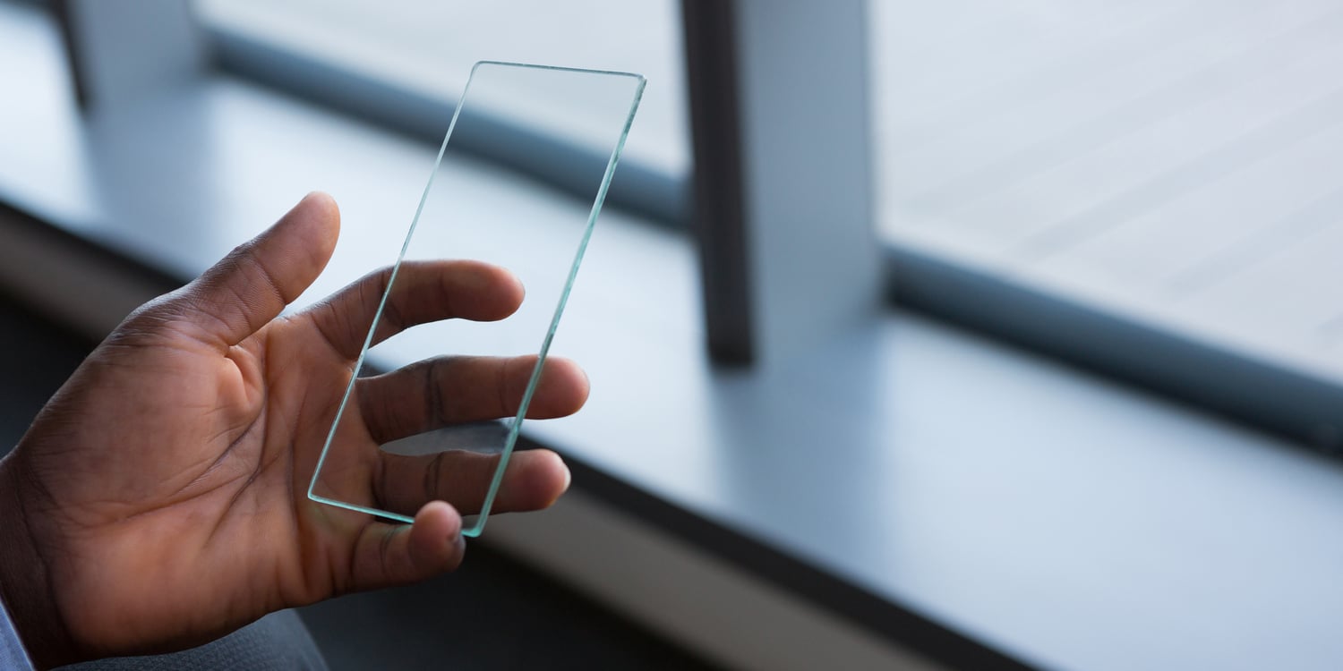 vetro smartphone in mano a cliente mindful marketing