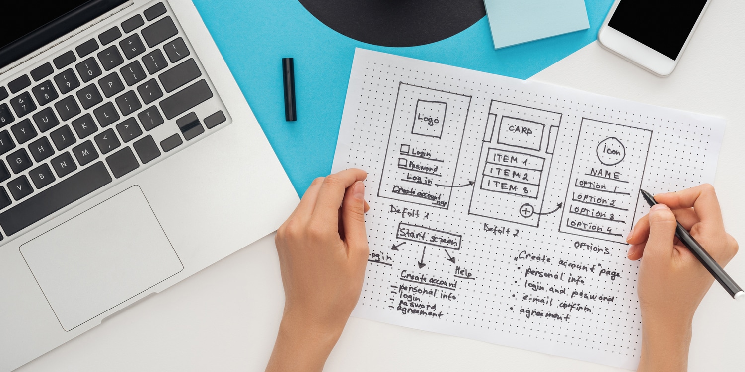 fogli con schemi struttura ux disegnato da mani femminili