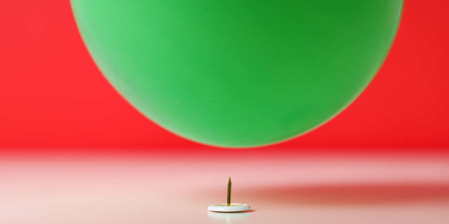 pallone verde sfondo rosso che finisce su matita
