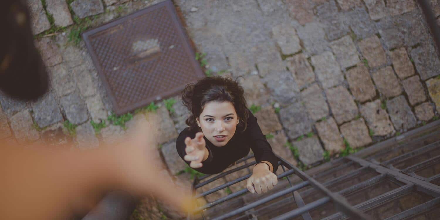 donna chiede aiuto per truffa online da scala