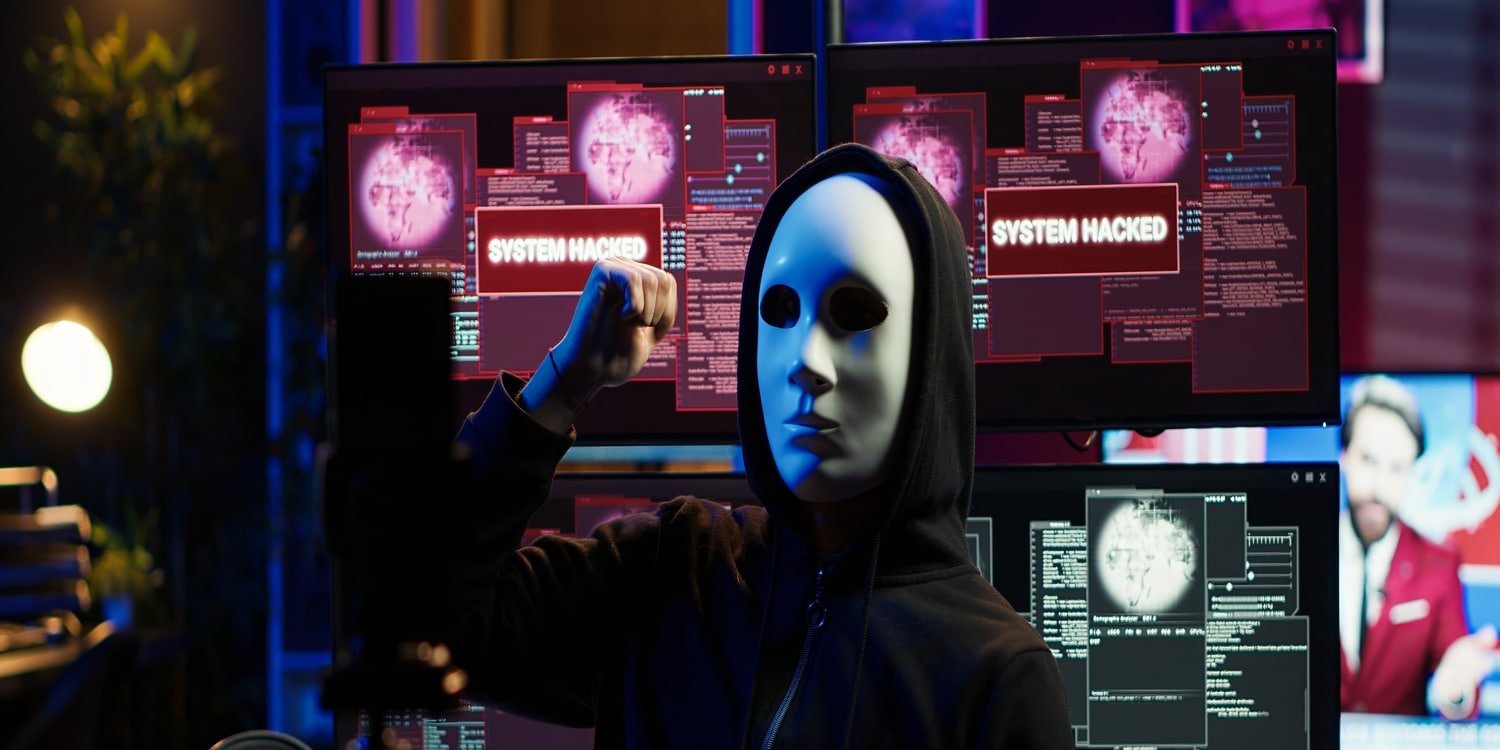hacker in stanza con pc data breach