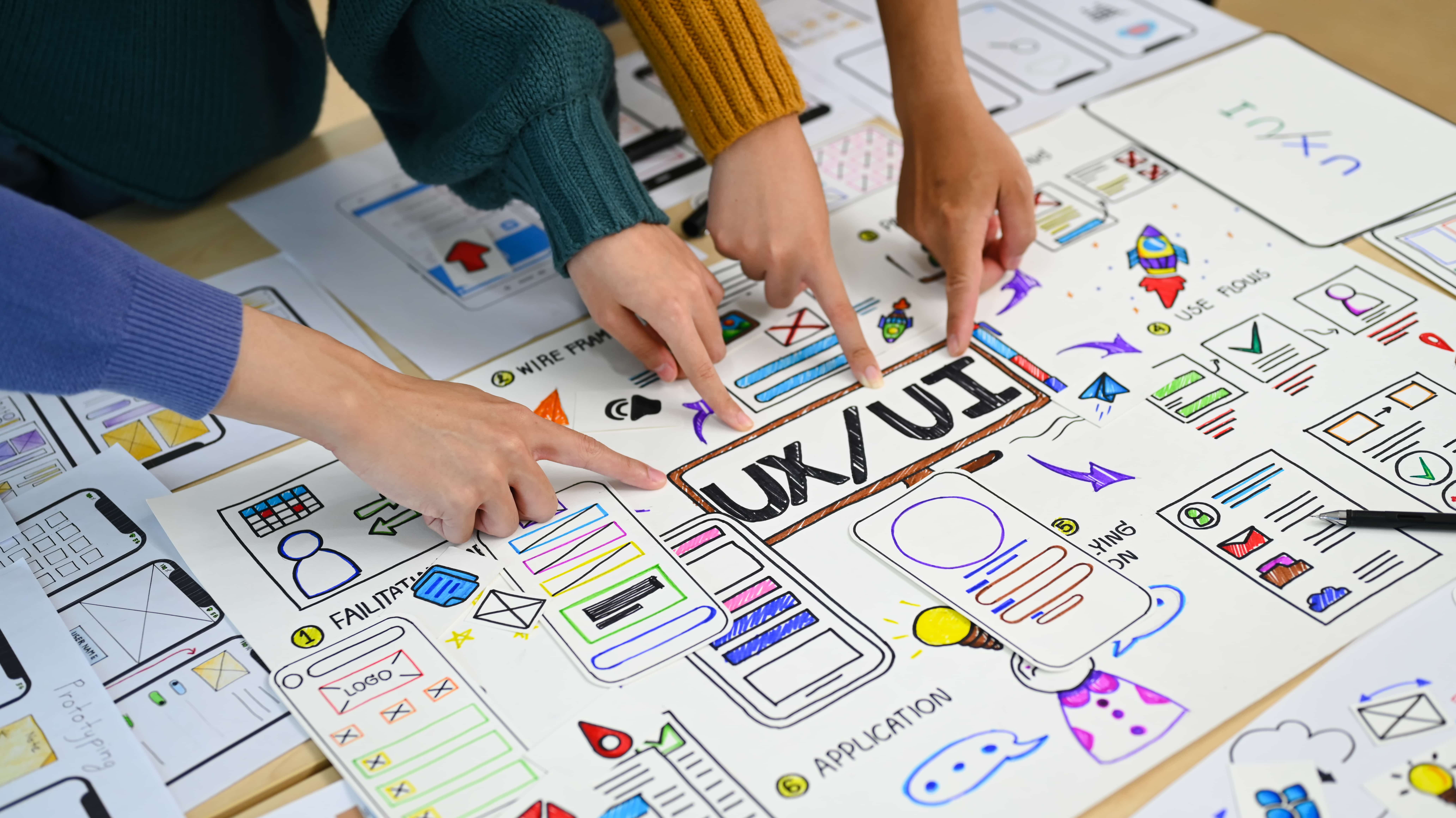 4 persone indicano ux design