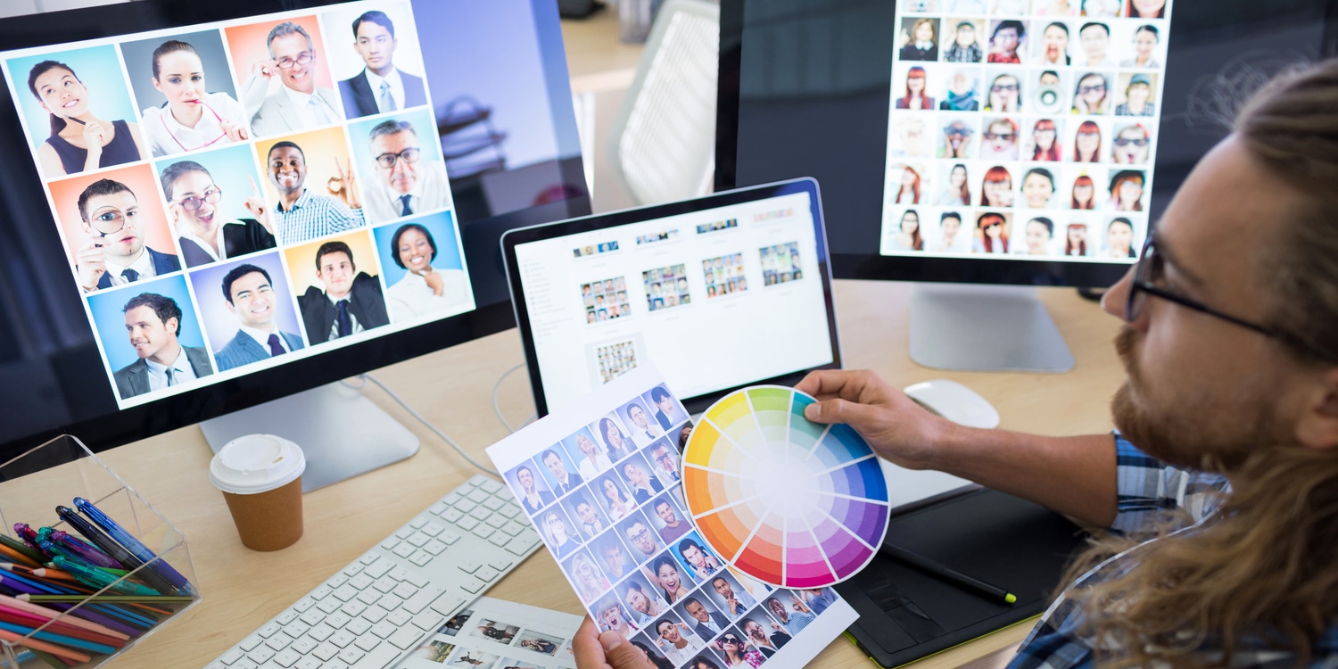 designer lavora a ux design con le personas