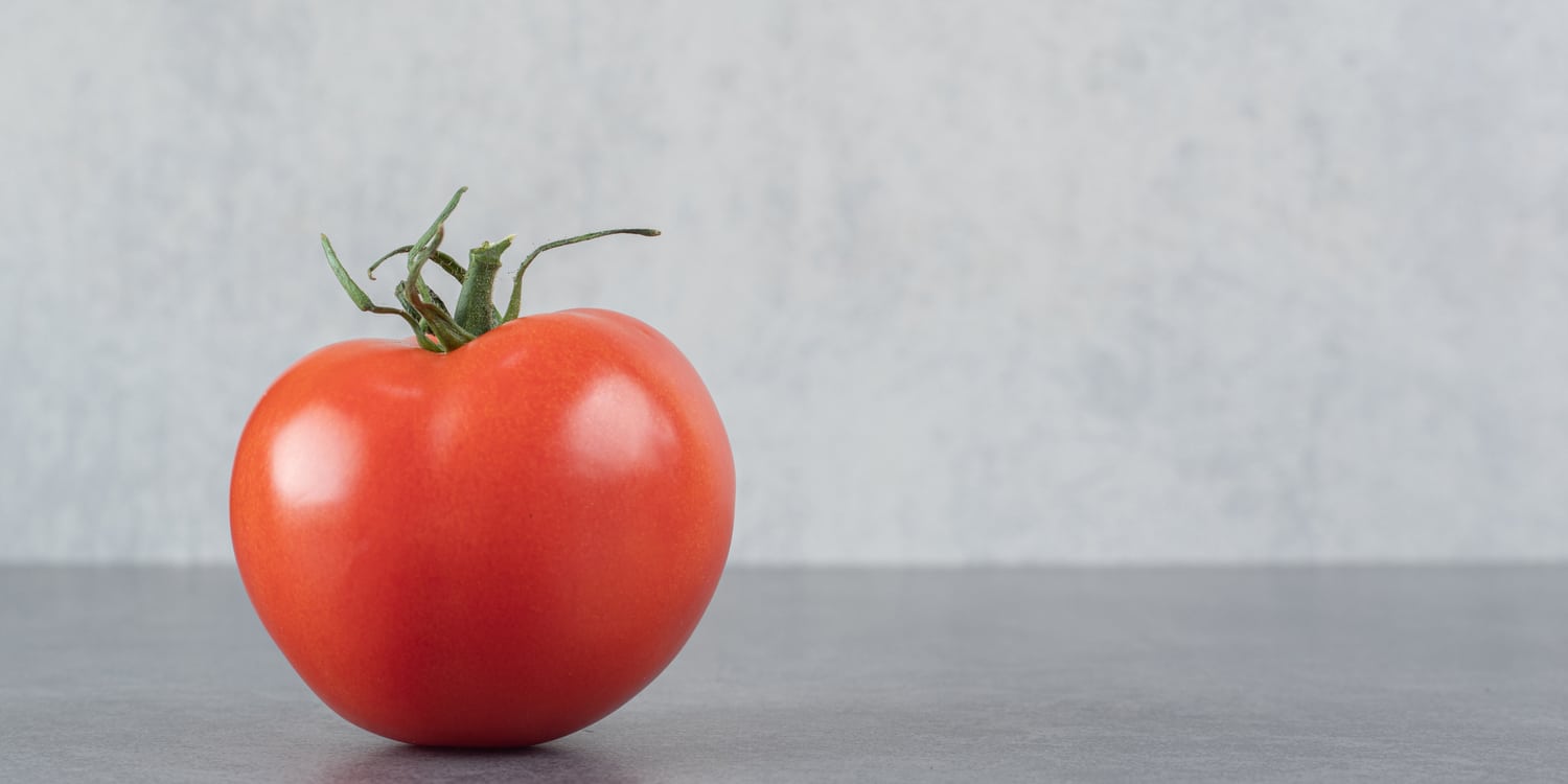 pomodoro rosso su sfondo neutro lavoro da casa